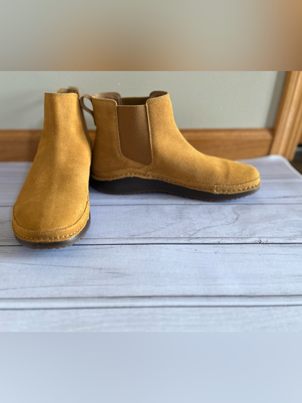 New women’s Chaco Paonia Chelsea pull on suede waterproof ankle boot. Size 10